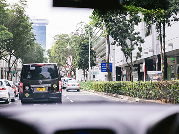 街中を走行する自動車