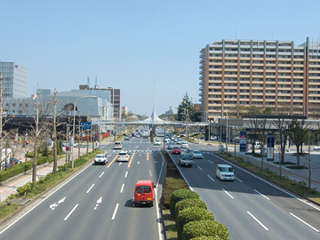 大通りを走る自動車